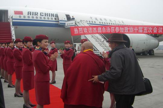 国航西南分公司顺利运送西藏自治区委员进京