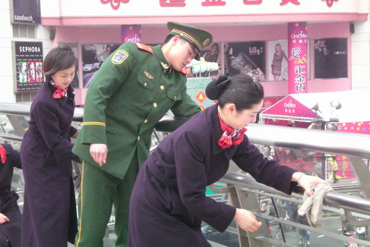 践行雷锋精神　东航凌燕乘务示范组服务社会