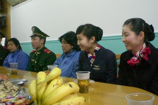 践行雷锋精神　东航凌燕乘务示范组服务社会