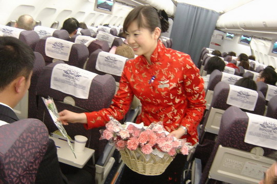 东航凌燕乘务示范组向旅客送康乃馨祝福女性