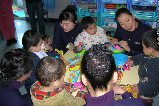 东航安徽分公司“知心”地服组关爱孤残儿童