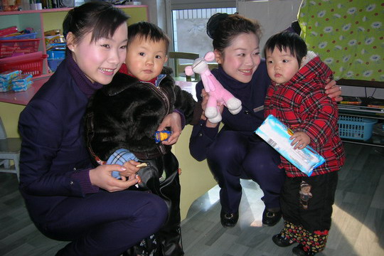 东航安徽分公司“知心”地服组关爱孤残儿童