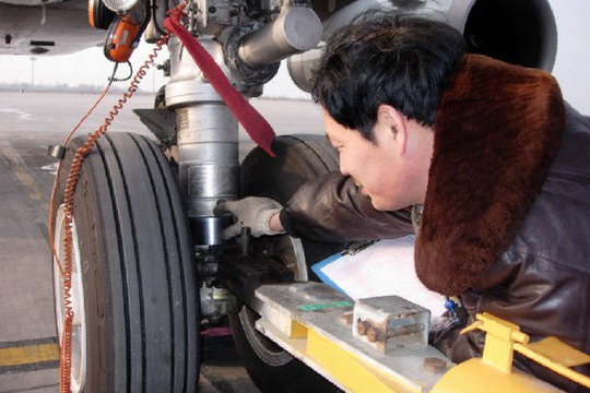 东航西北维修基地航线部“严稳实新”管理记