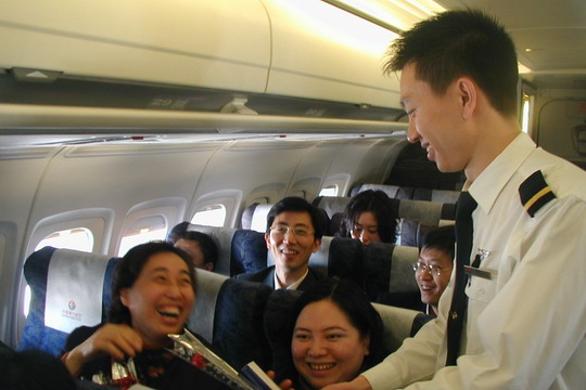 东航安徽分公司黄山乘务组与旅客欢度三八节