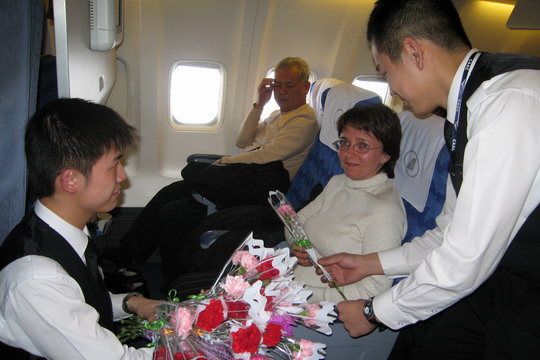 南航新疆首次成立“绅士乘务组”服务三八节