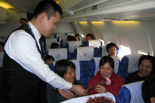 南航新疆首次成立“绅士乘务组”服务三八节