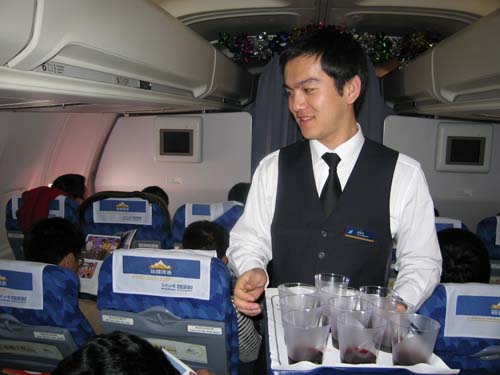 三八节乘南航新疆飞机“绅士”与鲜花半您同行