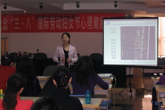 东航山东客舱服务部举办健康讲座庆祝三八节