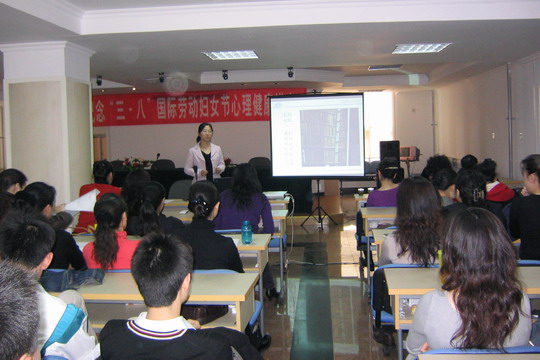 东航山东客舱服务部举办健康讲座庆祝三八节