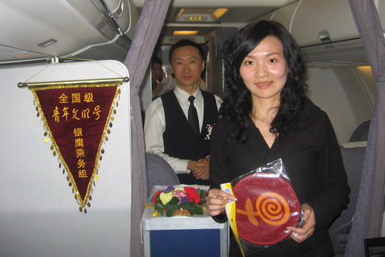 国航银鹰乘务组举办“三八”节机上特色服务