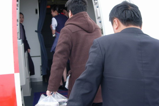 航班因风雪延误　东航空地联手保证旅客用餐