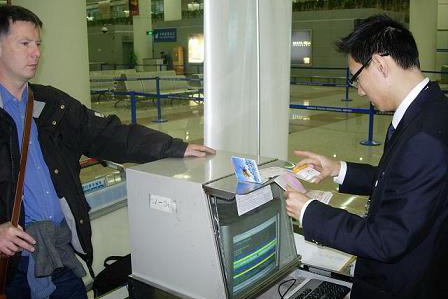 东航上海保障部浦东客运中转反偷渡工作侧记