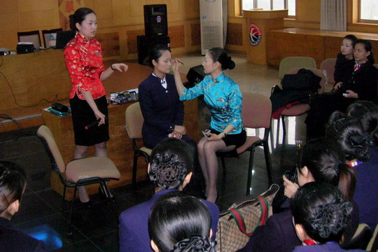 东航安徽分公司特邀韩籍乘务员讲授美容知识