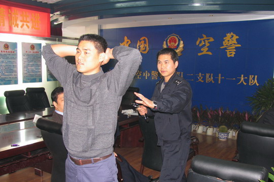 东航武汉开展机上纵火处置程序客舱模拟演练