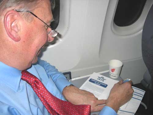 国航西南客舱部认真开展IATA亚洲航班问卷调查