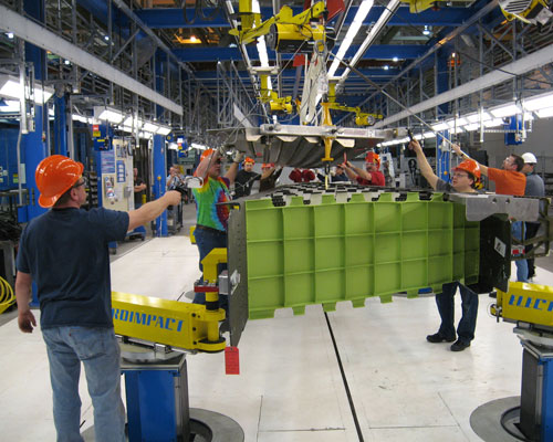 波音787项目重要里程碑：首件垂直尾翼下线