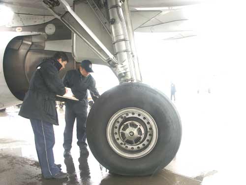 中国东方航空公司甘肃维修部沉着应对冰雪天气