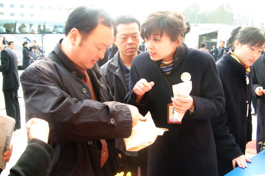 “两会”代表委员离京　国航副总杨丽华送行