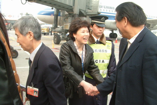 “两会”代表委员离京　国航副总杨丽华送行