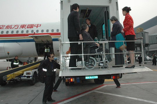 东航北京基地圆满完成“两会”代表迎送任务