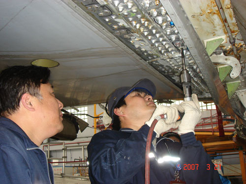 成都维修基地完成B737飞机中央油箱螺栓孔改装