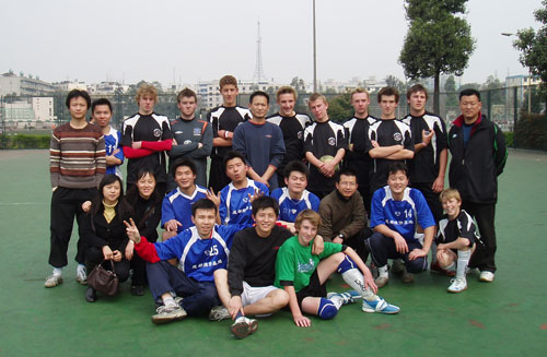 国航成都维修基地青年足球队与新西兰球队过招