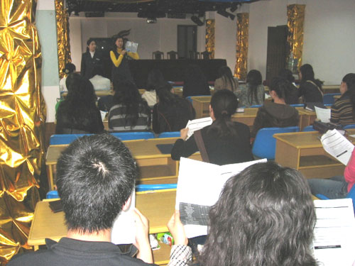 国航西南客舱部乘务员参加常客服务计划培训