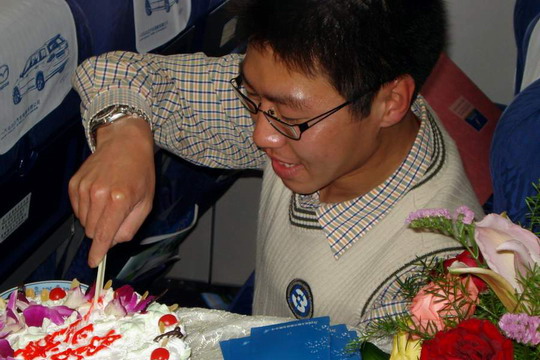 南航大连分公司开展“愚人节”机上特色活动