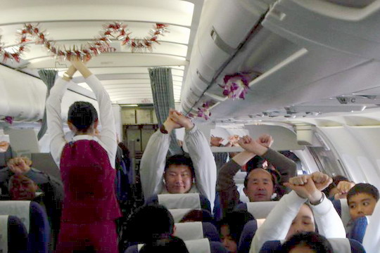 南航大连分公司开展“愚人节”机上特色活动