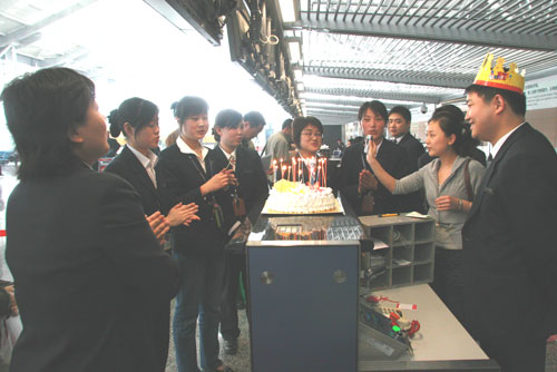 南航河南分公司员工过生日媒体天使送祝福