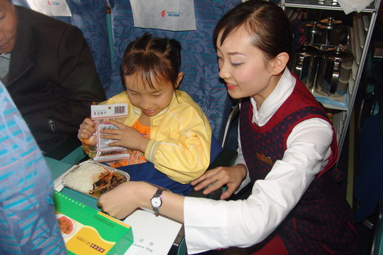 国航贵州爱心奉献　机上募捐万元资助小德敏