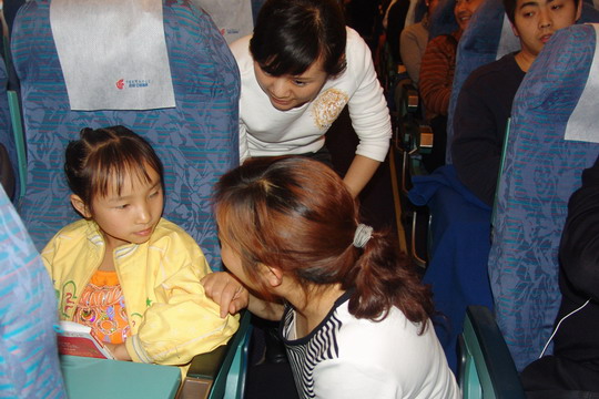 国航贵州爱心奉献　机上募捐万元资助小德敏