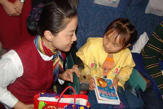 国航贵州爱心奉献　机上募捐万元资助小德敏