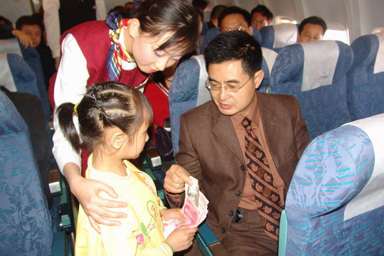 国航贵州爱心奉献　机上募捐万元资助小德敏