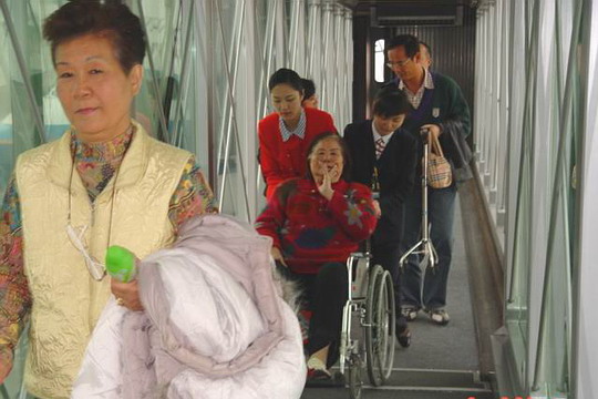 中国南方航空首个两岸清明包机航班顺利首航