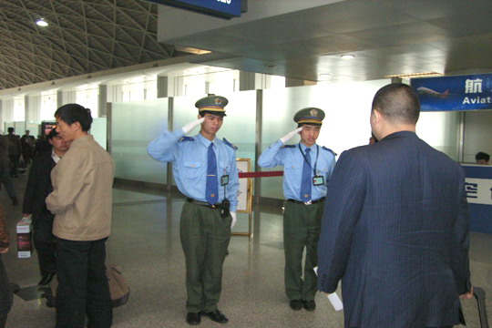 国航西南地服部保安行举手礼服务社会反响好