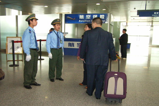 国航西南地服部保安行举手礼服务社会反响好