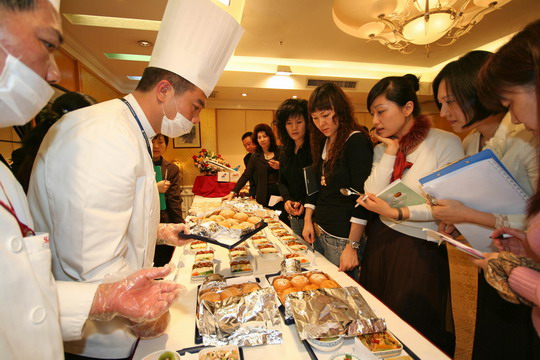 南航深圳客舱部邀请专家参与空中餐食评选会
