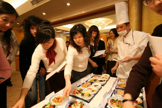 南航深圳客舱部邀请专家参与空中餐食评选会