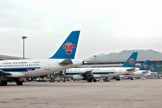 南航深圳飞机维修厂精心修理飞机防弹门纪实