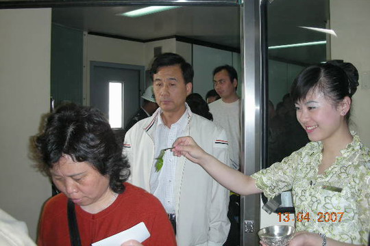 东航云南客舱部开展机上泼水节特色服务活动