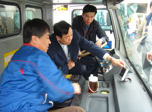 东航江西飞机维修部与南昌航空大学举行篮球赛