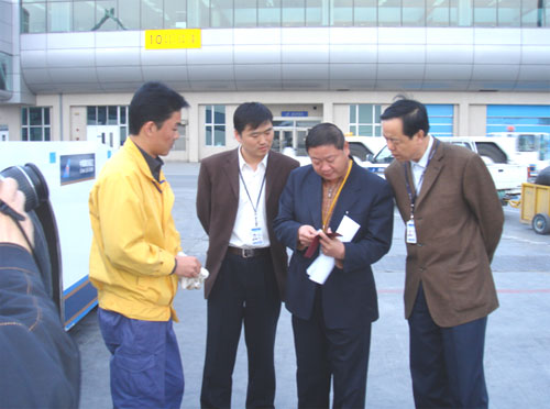 东航江西飞机维修部与南昌航空大学举行篮球赛