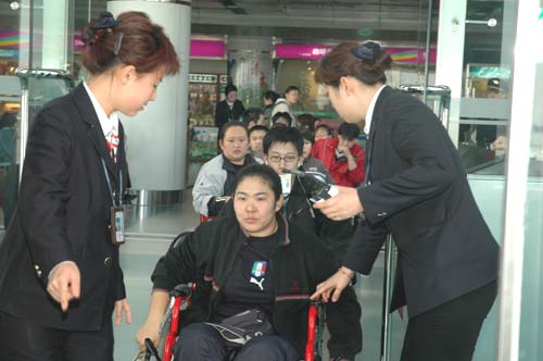 南航大连空地精心护送大连残运会运动员赴昆明