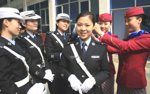 南航空姐与郑州警花交流服务心得和服务标准