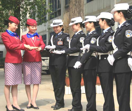 南航空姐与郑州警花交流服务心得和服务标准