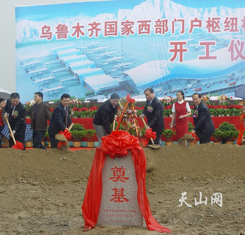 杨元元:总局将继续重视和支持新疆民航发展