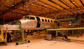 巴西航空工业完成首架飞鸿100机翼和机身对接