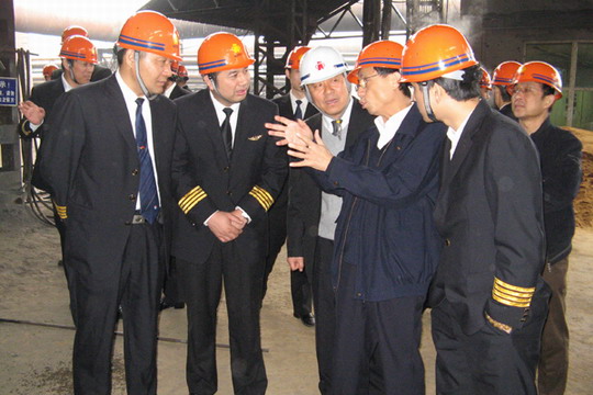 东航江苏公司飞行员赴南京钢铁集团体验参观