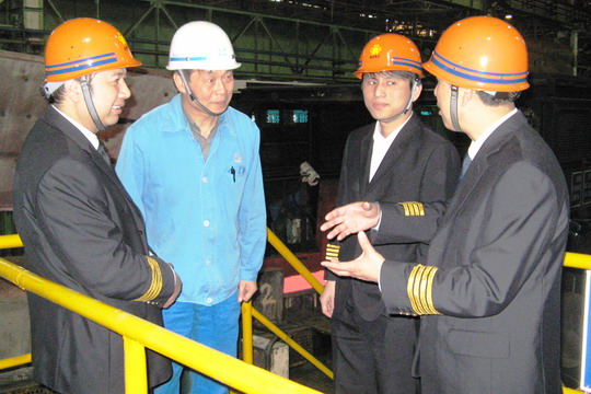 东航江苏公司飞行员赴南京钢铁集团体验参观